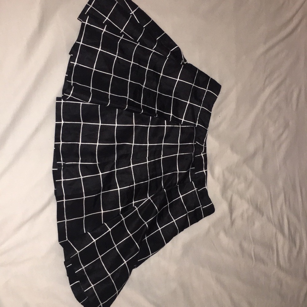 pleated mid-rise black and white skirt